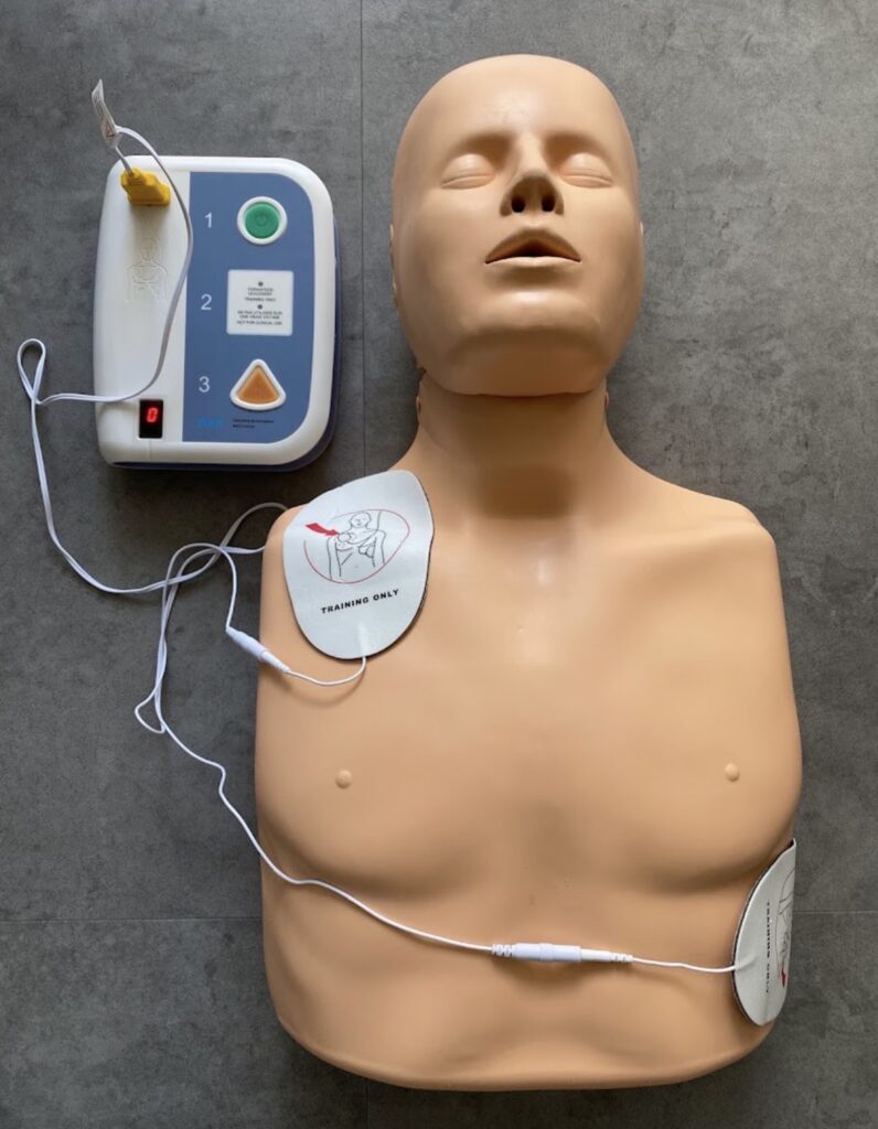 Défibrillateur automatisé externe DAE utilisé sur un mannequin