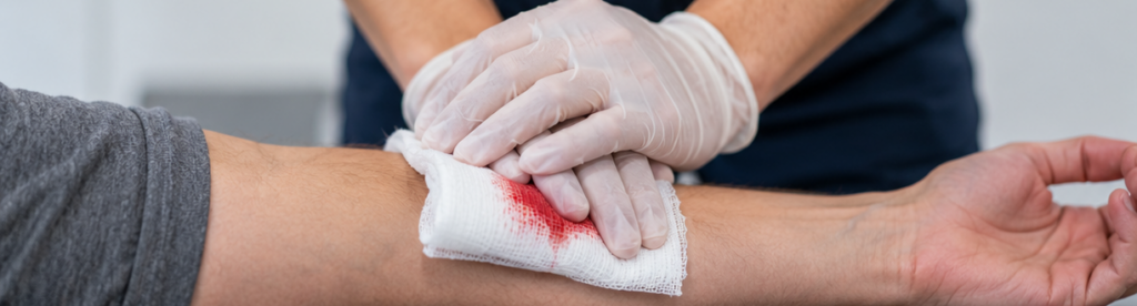Premiers secours en entreprise : compression d'une plaie